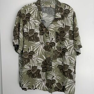 Women’s size 18/20 W 100 percent rayon Bobby Brooks top